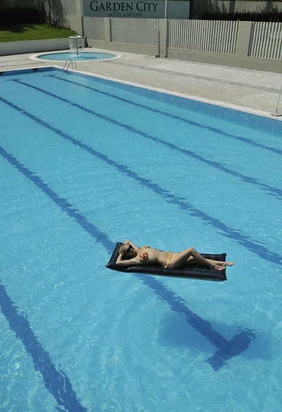 Krásná žena relaxovat na bazénu — Stock fotografie
