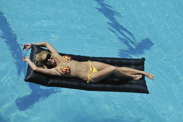 Hermosa mujer relajarse en la piscina —  Fotos de Stock
