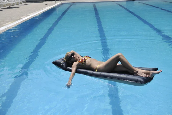 Mulher Bonita Relaxar Divertir Piscina — Fotografia de Stock