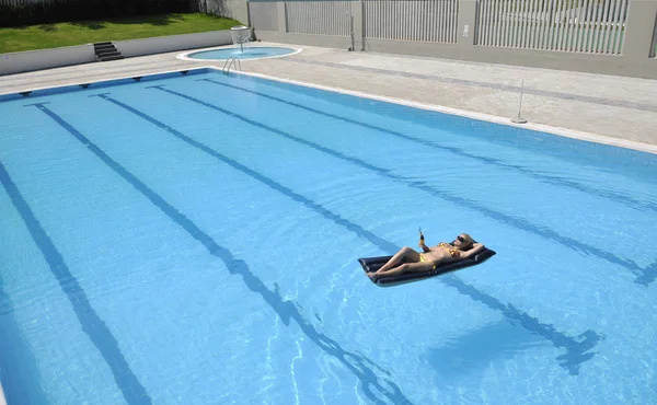 Krásná žena relaxovat na bazénu — Stock fotografie