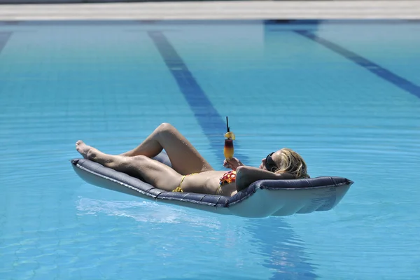 Piękna kobieta relaks na basenie — Zdjęcie stockowe