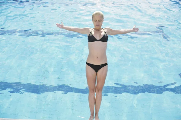 Vacker kvinna koppla av på poolen — Stockfoto