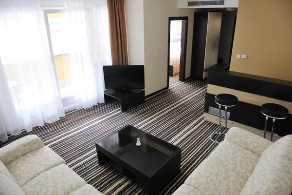 Modern Mobilyalarla Dolu Parlak Temiz Bir Otel Odası — Stok fotoğraf
