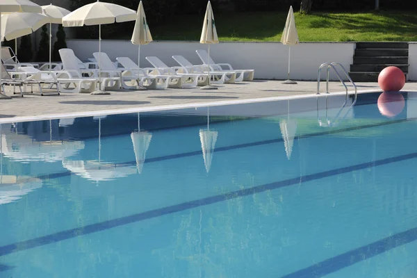 Blaues Wasser Mit Spiegelung Hotelresort Schwimmbad Freien Bei Sonnigem Tag — Stockfoto