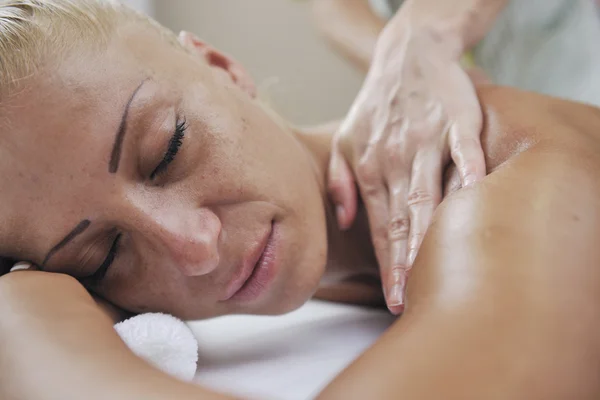 Uma Mulher Bonita Recebendo Uma Massagem Ombro Nas Costas Spa — Fotografia de Stock