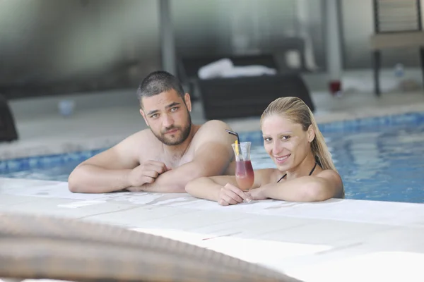 Sağlıklı Yaşam Spa Güzellik Bakımı Banyo Yatak Üzerinde Mutlu Genç — Stok fotoğraf