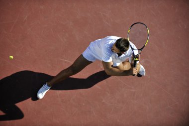 Genç adam tenis oynuyor