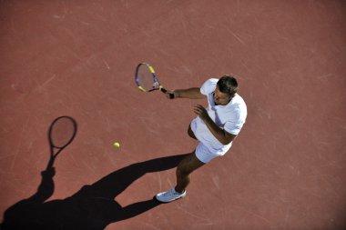 Genç adam tenis oynuyor