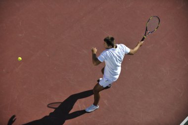 genç adam play Tenis açık portakal Tenis sahada sabah