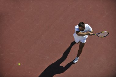 genç adam play Tenis açık portakal Tenis sahada sabah