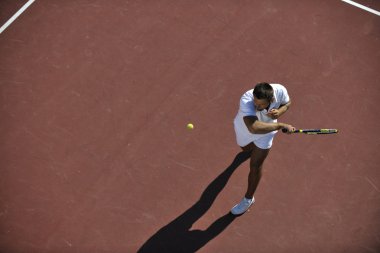 genç adam play Tenis açık portakal Tenis sahada sabah