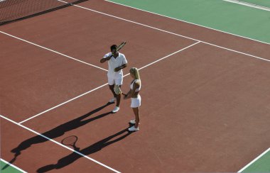 mutlu genç bir çift açık tenis oyunu oyna