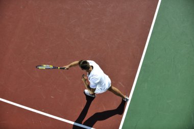 Genç adam tenis oynuyor