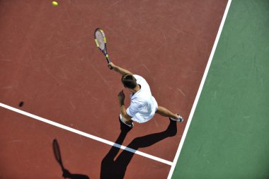 Genç adam tenis oynuyor