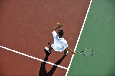 Genç adam tenis oynuyor