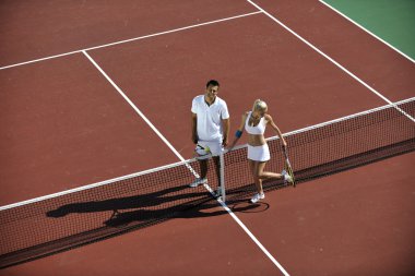 mutlu genç bir çift açık tenis oyunu oyna
