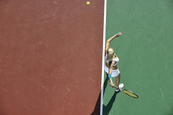 युवा महिला टेनिस मैदानी प्ले — स्टॉक फोटो, इमेज