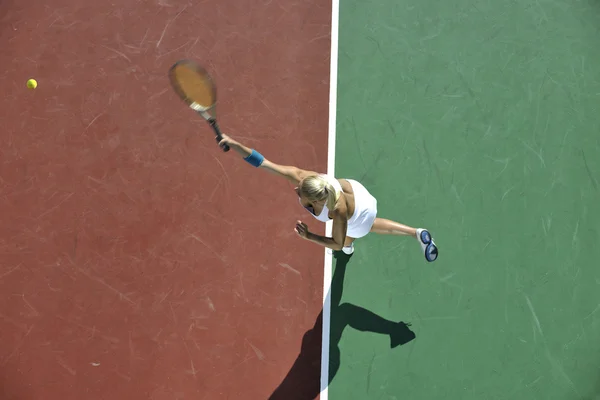 若い女性のテニスの屋外 — ストック写真