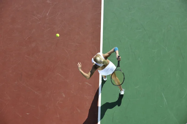 Młoda kobieta tenisa odkryty — Zdjęcie stockowe