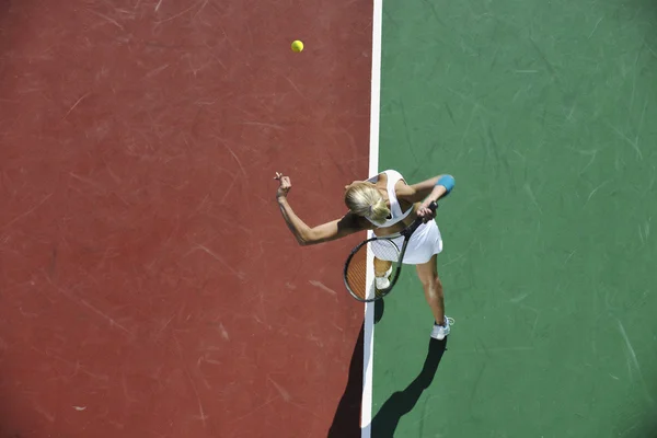 Jeune femme jouer au tennis en plein air — Photo
