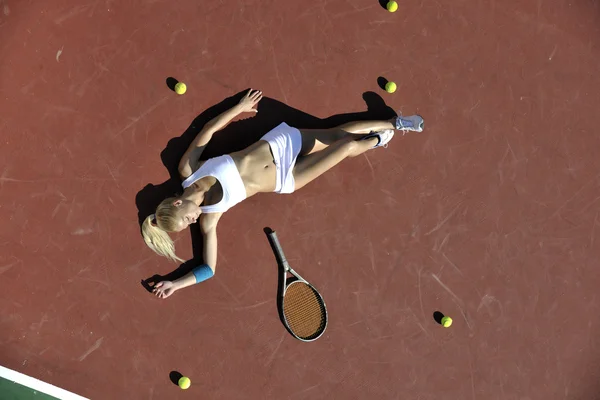 Mujer joven jugar al tenis al aire libre — Foto de Stock