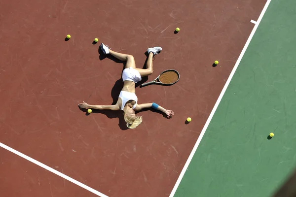 年轻人适合女人打网球室外橙色网球领域在清晨 — 图库照片