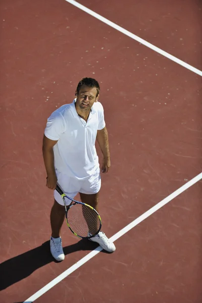 Jovem homem jogar tênis — Fotografia de Stock
