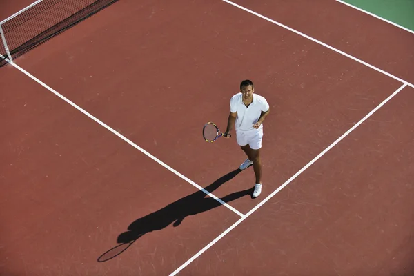 Молодий Чоловік Грає Теніс Відкритому Повітрі Помаранчевому Тенісному Полі Рано — стокове фото