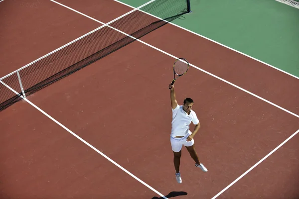 Fiatal férfi teniszezik — Stock Fotó