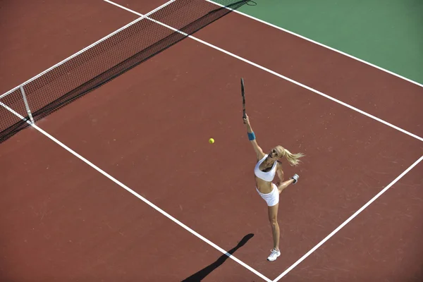 Wanita Fit Muda Bermain Tenis Outdoor Lapangan Tenis Oranye Pagi — Stok Foto
