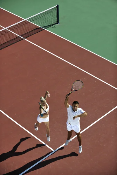 Gelukkige jonge paar spelen tennisspel buiten — Stockfoto