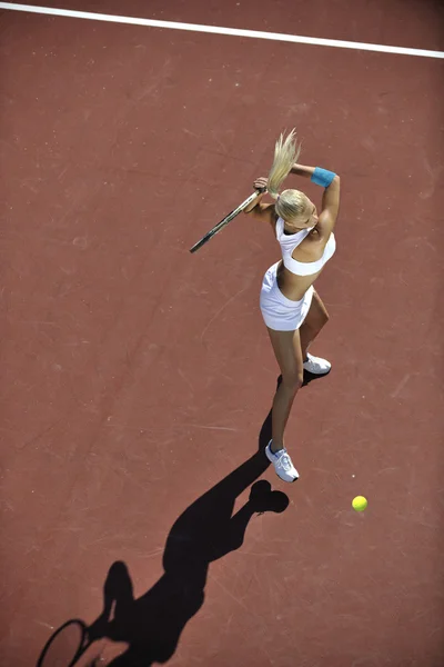 Mujer joven jugar al tenis al aire libre — Foto de Stock