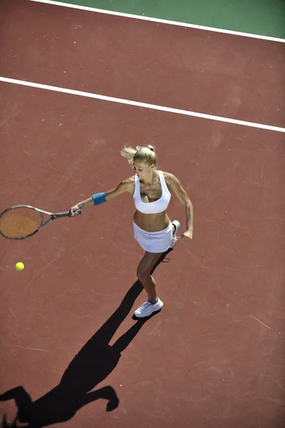 Mujer joven jugar al tenis al aire libre —  Fotos de Stock