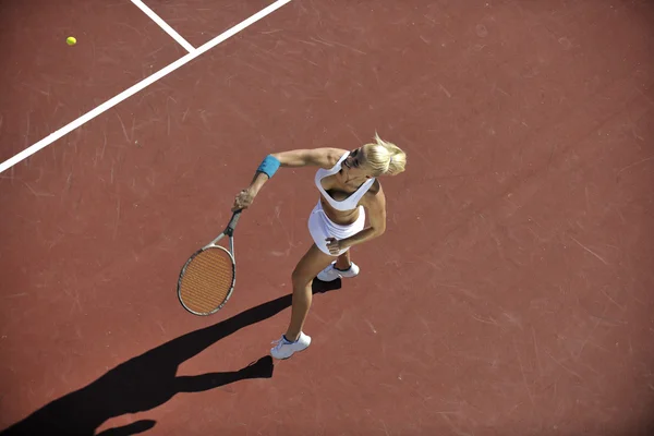 Fiatal nő tenisz szabadtéri — Stock Fotó