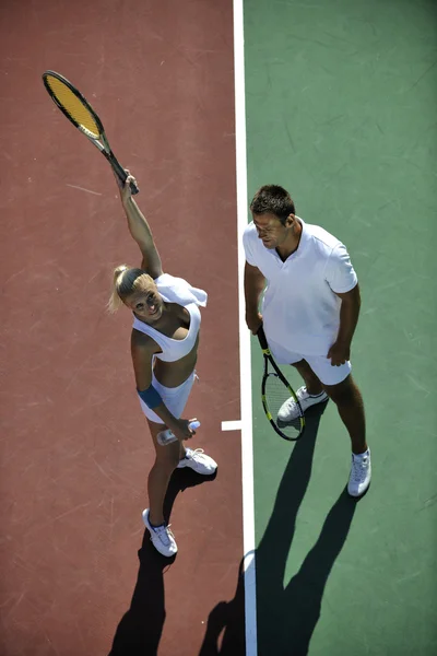 Szczęśliwa młoda para Zagraj gry w tenisa odkryty — Zdjęcie stockowe