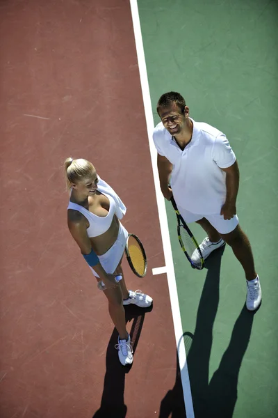 幸せな若いカップルは屋外テニスのゲームをプレイします。 — ストック写真