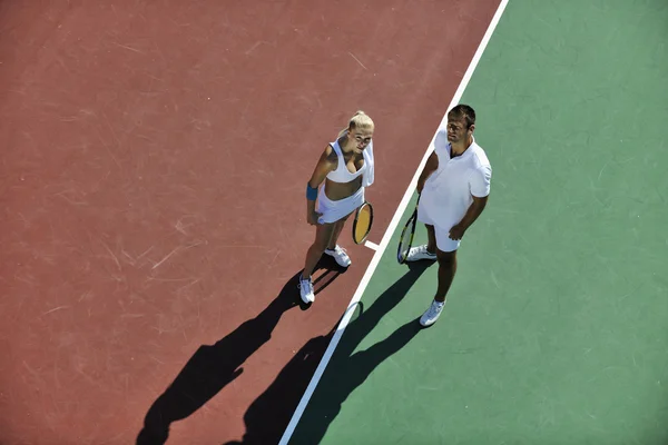 Lyckliga Unga Paret Spela Tennis Spel Utomhus Man Och Kvinna — Stockfoto