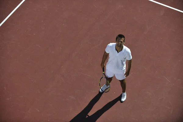 若い男性屋外オレンジ テニスのフィールド上でテニス早朝 — ストック写真