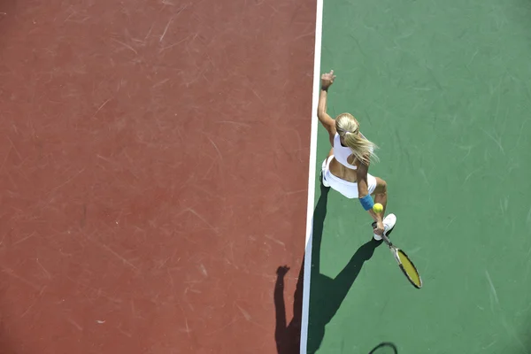 युवा महिला टेनिस मैदानी प्ले — स्टॉक फोटो, इमेज