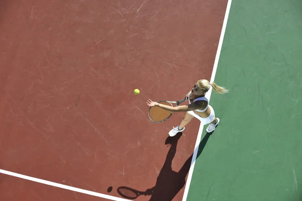 Junge Fitte Frau Spielt Tennis Freien Auf Orangefarbenem Tennisplatz Frühen — Stockfoto