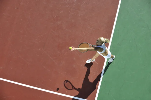 Junge Frau spielt Tennis im Freien — Stockfoto