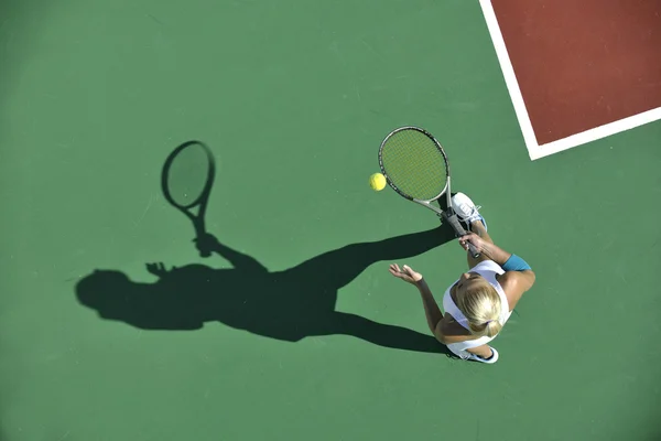 若い女性のテニスの屋外 — ストック写真