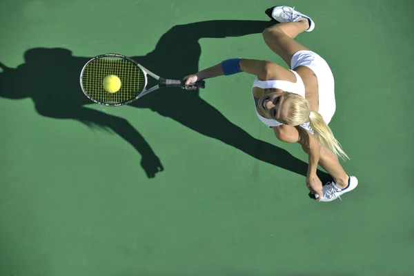 Młoda kobieta tenisa odkryty — Zdjęcie stockowe