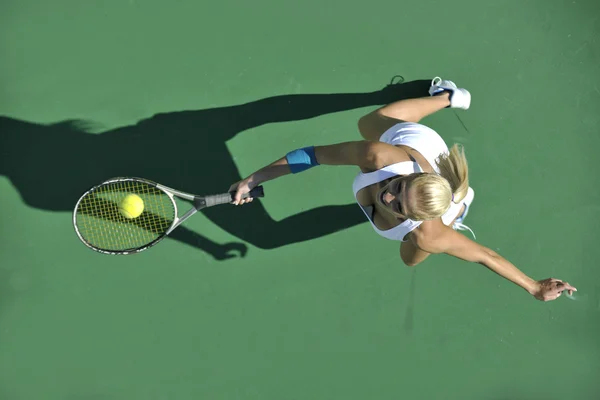 젊은 여자 플레이 테니스 야외 — 스톡 사진