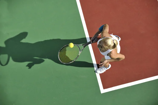 若い女性テニス オレンジ テニス フィールドに屋外早朝にフィットします — ストック写真