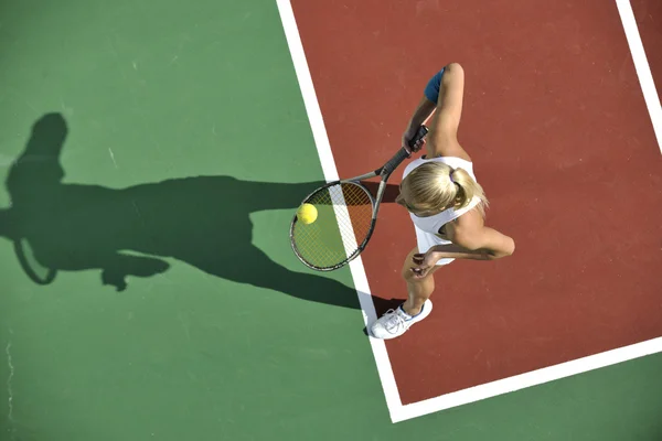 Νεαρή γυναίκα παίζουν τένις εξωτερική — Φωτογραφία Αρχείου