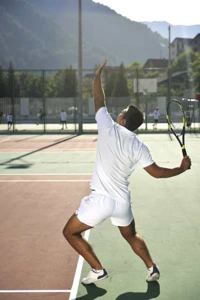 Joven Jugar Tenis Aire Libre Campo Tenis Naranja Mañana Temprano — Foto de Stock