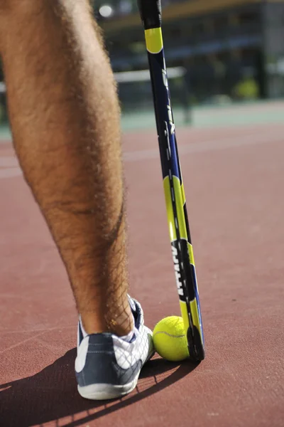 Ung Man Spela Tennis Utomhus Orange Tennis Område Tidigt Morgonen — Stockfoto