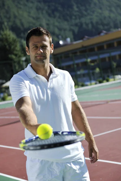 Mladý muž hrát tenis — Stock fotografie