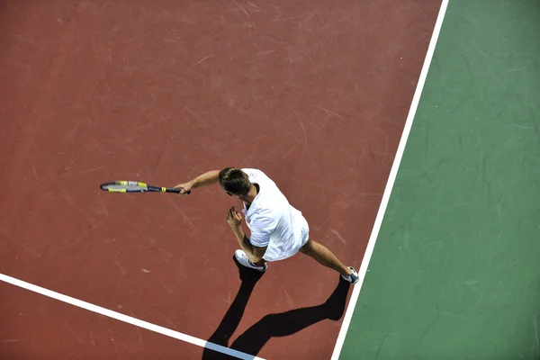 Genç adam tenis oynuyor — Stok fotoğraf